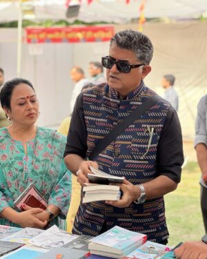 Gajraj Rao Instagram - इंदौर लिट चौक में नई वाली हिंदी के स्टॉल पर अभिनेता ‘गज़राज राव’ हिंद युग्म किताबों के साथ।

15,16,17 दिसंबर, 2023
समय- सुबह 10:00 बजे से रात 10:30 बजे तक।
गाँधी हॉल, इंदौर

@_.mayannnkkk._

#Hindyugm #NayiWaliHindi #bookfair #indore #litchowk