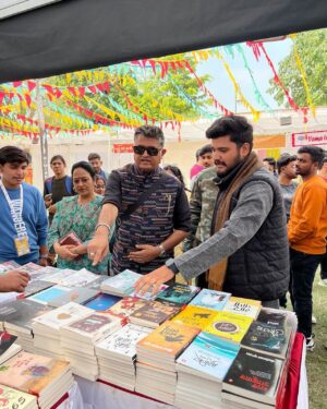 Gajraj Rao Instagram - इंदौर लिट चौक में नई वाली हिंदी के स्टॉल पर अभिनेता ‘गज़राज राव’ हिंद युग्म किताबों के साथ।

15,16,17 दिसंबर, 2023
समय- सुबह 10:00 बजे से रात 10:30 बजे तक।
गाँधी हॉल, इंदौर

@_.mayannnkkk._

#Hindyugm #NayiWaliHindi #bookfair #indore #litchowk