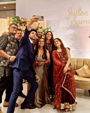 Gajraj Rao Instagram - जोड़ियाँ स्वर्ग में बनती हैं ,ऐसा सुना है ,लेकिन ये जोड़ी एक फ़िल्म के सेट पर बनी. हमारी फ़िल्म सत्यप्रेम की कथा के सेट पर … हमारे निर्देशक समीर बातचीत के मामले में काफ़ी किफ़ायत बरतते हैं , कम बोला ज़्यादा समझना वाली थ्योरी में विश्वास रखते हैं …और सहनिर्देशिका जुईली तो और भी संकोची हैं … शूटिंग के दौरान दोनों ने आँखों ही आँखों में अपनी प्रेम कथा आगे बढ़ाई और , फ़िल्म की पहली सालगिरह के दिन याने 29 जून 2024 के रोज़ दोनों ने सात फेरे ले लिये . ईश्वर इनकी जोड़ी को सुपरहिट बनाये , यही मंगलकामना है .कल शाम रिसेप्शन का आयोजन किया गया था . ये शाम शानदार थी ,यादगार शाम . बहुत सारा स्नेह,जादू की झप्पियाँ ,मज़ेदार खाना ,मुस्कुराते चेहरे ,हवा में थिरकती ज़ायक़ेदार गप्पें,कहकहों की बहार,किशोर जी ,शारीन और कार्तिक के लज़ीज़ क़िस्से और लतीफ़े … शाम रुक सी गई थी … अब तो दिल में बस गई है , लंबे समय के लिए … नये जोड़े को बधाई और शुभकामनाएँ ❤️❤️ @sameervidwans @juilee_sonalkar @kartikaaryan @arora.kishor @angarikamantri @shareenmantri @rohanjsb @namahpictures @riddhi_mahashabde @avhadsiddhesh @amrutasubhash #satyapremkikatha