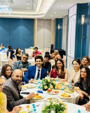 Gajraj Rao Instagram - जोड़ियाँ स्वर्ग में बनती हैं ,ऐसा सुना है ,लेकिन ये जोड़ी एक फ़िल्म के सेट पर बनी. हमारी फ़िल्म सत्यप्रेम की कथा के सेट पर … हमारे निर्देशक समीर बातचीत के मामले में काफ़ी किफ़ायत बरतते हैं , कम बोला ज़्यादा समझना वाली थ्योरी में विश्वास रखते हैं …और सहनिर्देशिका जुईली तो और भी संकोची हैं … शूटिंग के दौरान दोनों ने आँखों ही आँखों में अपनी प्रेम कथा आगे बढ़ाई और , फ़िल्म की पहली सालगिरह के दिन याने 29 जून 2024 के रोज़ दोनों ने सात फेरे ले लिये . ईश्वर इनकी जोड़ी को सुपरहिट बनाये , यही मंगलकामना है .कल शाम रिसेप्शन का आयोजन किया गया था . ये शाम शानदार थी ,यादगार शाम . बहुत सारा स्नेह,जादू की झप्पियाँ ,मज़ेदार खाना ,मुस्कुराते चेहरे ,हवा में थिरकती ज़ायक़ेदार गप्पें,कहकहों की बहार,किशोर जी ,शारीन और कार्तिक के लज़ीज़ क़िस्से और लतीफ़े … शाम रुक सी गई थी … अब तो दिल में बस गई है , लंबे समय के लिए … नये जोड़े को बधाई और शुभकामनाएँ ❤️❤️ @sameervidwans @juilee_sonalkar @kartikaaryan @arora.kishor @angarikamantri @shareenmantri @rohanjsb @namahpictures @riddhi_mahashabde @avhadsiddhesh @amrutasubhash #satyapremkikatha