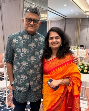 Gajraj Rao Instagram - जोड़ियाँ स्वर्ग में बनती हैं ,ऐसा सुना है ,लेकिन ये जोड़ी एक फ़िल्म के सेट पर बनी. हमारी फ़िल्म सत्यप्रेम की कथा के सेट पर … हमारे निर्देशक समीर बातचीत के मामले में काफ़ी किफ़ायत बरतते हैं , कम बोला ज़्यादा समझना वाली थ्योरी में विश्वास रखते हैं …और सहनिर्देशिका जुईली तो और भी संकोची हैं … शूटिंग के दौरान दोनों ने आँखों ही आँखों में अपनी प्रेम कथा आगे बढ़ाई और , फ़िल्म की पहली सालगिरह के दिन याने 29 जून 2024 के रोज़ दोनों ने सात फेरे ले लिये . ईश्वर इनकी जोड़ी को सुपरहिट बनाये , यही मंगलकामना है .कल शाम रिसेप्शन का आयोजन किया गया था . ये शाम शानदार थी ,यादगार शाम . बहुत सारा स्नेह,जादू की झप्पियाँ ,मज़ेदार खाना ,मुस्कुराते चेहरे ,हवा में थिरकती ज़ायक़ेदार गप्पें,कहकहों की बहार,किशोर जी ,शारीन और कार्तिक के लज़ीज़ क़िस्से और लतीफ़े … शाम रुक सी गई थी … अब तो दिल में बस गई है , लंबे समय के लिए … नये जोड़े को बधाई और शुभकामनाएँ ❤️❤️ @sameervidwans @juilee_sonalkar @kartikaaryan @arora.kishor @angarikamantri @shareenmantri @rohanjsb @namahpictures @riddhi_mahashabde @avhadsiddhesh @amrutasubhash #satyapremkikatha