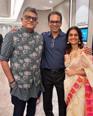 Gajraj Rao Instagram - जोड़ियाँ स्वर्ग में बनती हैं ,ऐसा सुना है ,लेकिन ये जोड़ी एक फ़िल्म के सेट पर बनी. हमारी फ़िल्म सत्यप्रेम की कथा के सेट पर … हमारे निर्देशक समीर बातचीत के मामले में काफ़ी किफ़ायत बरतते हैं , कम बोला ज़्यादा समझना वाली थ्योरी में विश्वास रखते हैं …और सहनिर्देशिका जुईली तो और भी संकोची हैं … शूटिंग के दौरान दोनों ने आँखों ही आँखों में अपनी प्रेम कथा आगे बढ़ाई और , फ़िल्म की पहली सालगिरह के दिन याने 29 जून 2024 के रोज़ दोनों ने सात फेरे ले लिये . ईश्वर इनकी जोड़ी को सुपरहिट बनाये , यही मंगलकामना है .कल शाम रिसेप्शन का आयोजन किया गया था . ये शाम शानदार थी ,यादगार शाम . बहुत सारा स्नेह,जादू की झप्पियाँ ,मज़ेदार खाना ,मुस्कुराते चेहरे ,हवा में थिरकती ज़ायक़ेदार गप्पें,कहकहों की बहार,किशोर जी ,शारीन और कार्तिक के लज़ीज़ क़िस्से और लतीफ़े … शाम रुक सी गई थी … अब तो दिल में बस गई है , लंबे समय के लिए … नये जोड़े को बधाई और शुभकामनाएँ ❤️❤️ @sameervidwans @juilee_sonalkar @kartikaaryan @arora.kishor @angarikamantri @shareenmantri @rohanjsb @namahpictures @riddhi_mahashabde @avhadsiddhesh @amrutasubhash #satyapremkikatha