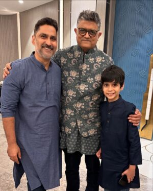 Gajraj Rao Instagram - जोड़ियाँ स्वर्ग में बनती हैं ,ऐसा सुना है ,लेकिन ये जोड़ी एक फ़िल्म के सेट पर बनी. हमारी फ़िल्म सत्यप्रेम की कथा के सेट पर … हमारे निर्देशक समीर बातचीत के मामले में काफ़ी किफ़ायत बरतते हैं , कम बोला ज़्यादा समझना वाली थ्योरी में विश्वास रखते हैं …और सहनिर्देशिका जुईली तो और भी संकोची हैं … शूटिंग के दौरान दोनों ने आँखों ही आँखों में अपनी प्रेम कथा आगे बढ़ाई और , फ़िल्म की पहली सालगिरह के दिन याने 29 जून 2024 के रोज़ दोनों ने सात फेरे ले लिये . ईश्वर इनकी जोड़ी को सुपरहिट बनाये , यही मंगलकामना है .कल शाम रिसेप्शन का आयोजन किया गया था . ये शाम शानदार थी ,यादगार शाम . बहुत सारा स्नेह,जादू की झप्पियाँ ,मज़ेदार खाना ,मुस्कुराते चेहरे ,हवा में थिरकती ज़ायक़ेदार गप्पें,कहकहों की बहार,किशोर जी ,शारीन और कार्तिक के लज़ीज़ क़िस्से और लतीफ़े … शाम रुक सी गई थी … अब तो दिल में बस गई है , लंबे समय के लिए … नये जोड़े को बधाई और शुभकामनाएँ ❤️❤️ @sameervidwans @juilee_sonalkar @kartikaaryan @arora.kishor @angarikamantri @shareenmantri @rohanjsb @namahpictures @riddhi_mahashabde @avhadsiddhesh @amrutasubhash #satyapremkikatha