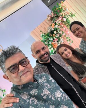 Gajraj Rao Instagram - जोड़ियाँ स्वर्ग में बनती हैं ,ऐसा सुना है ,लेकिन ये जोड़ी एक फ़िल्म के सेट पर बनी. हमारी फ़िल्म सत्यप्रेम की कथा के सेट पर … हमारे निर्देशक समीर बातचीत के मामले में काफ़ी किफ़ायत बरतते हैं , कम बोला ज़्यादा समझना वाली थ्योरी में विश्वास रखते हैं …और सहनिर्देशिका जुईली तो और भी संकोची हैं … शूटिंग के दौरान दोनों ने आँखों ही आँखों में अपनी प्रेम कथा आगे बढ़ाई और , फ़िल्म की पहली सालगिरह के दिन याने 29 जून 2024 के रोज़ दोनों ने सात फेरे ले लिये . ईश्वर इनकी जोड़ी को सुपरहिट बनाये , यही मंगलकामना है .कल शाम रिसेप्शन का आयोजन किया गया था . ये शाम शानदार थी ,यादगार शाम . बहुत सारा स्नेह,जादू की झप्पियाँ ,मज़ेदार खाना ,मुस्कुराते चेहरे ,हवा में थिरकती ज़ायक़ेदार गप्पें,कहकहों की बहार,किशोर जी ,शारीन और कार्तिक के लज़ीज़ क़िस्से और लतीफ़े … शाम रुक सी गई थी … अब तो दिल में बस गई है , लंबे समय के लिए … नये जोड़े को बधाई और शुभकामनाएँ ❤️❤️ @sameervidwans @juilee_sonalkar @kartikaaryan @arora.kishor @angarikamantri @shareenmantri @rohanjsb @namahpictures @riddhi_mahashabde @avhadsiddhesh @amrutasubhash #satyapremkikatha