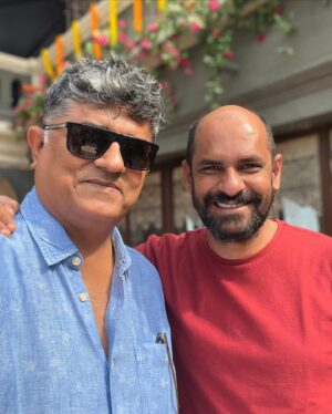 Gajraj Rao Instagram - जोड़ियाँ स्वर्ग में बनती हैं ,ऐसा सुना है ,लेकिन ये जोड़ी एक फ़िल्म के सेट पर बनी. हमारी फ़िल्म सत्यप्रेम की कथा के सेट पर … हमारे निर्देशक समीर बातचीत के मामले में काफ़ी किफ़ायत बरतते हैं , कम बोला ज़्यादा समझना वाली थ्योरी में विश्वास रखते हैं …और सहनिर्देशिका जुईली तो और भी संकोची हैं … शूटिंग के दौरान दोनों ने आँखों ही आँखों में अपनी प्रेम कथा आगे बढ़ाई और , फ़िल्म की पहली सालगिरह के दिन याने 29 जून 2024 के रोज़ दोनों ने सात फेरे ले लिये . ईश्वर इनकी जोड़ी को सुपरहिट बनाये , यही मंगलकामना है .कल शाम रिसेप्शन का आयोजन किया गया था . ये शाम शानदार थी ,यादगार शाम . बहुत सारा स्नेह,जादू की झप्पियाँ ,मज़ेदार खाना ,मुस्कुराते चेहरे ,हवा में थिरकती ज़ायक़ेदार गप्पें,कहकहों की बहार,किशोर जी ,शारीन और कार्तिक के लज़ीज़ क़िस्से और लतीफ़े … शाम रुक सी गई थी … अब तो दिल में बस गई है , लंबे समय के लिए … नये जोड़े को बधाई और शुभकामनाएँ ❤️❤️ @sameervidwans @juilee_sonalkar @kartikaaryan @arora.kishor @angarikamantri @shareenmantri @rohanjsb @namahpictures @riddhi_mahashabde @avhadsiddhesh @amrutasubhash #satyapremkikatha