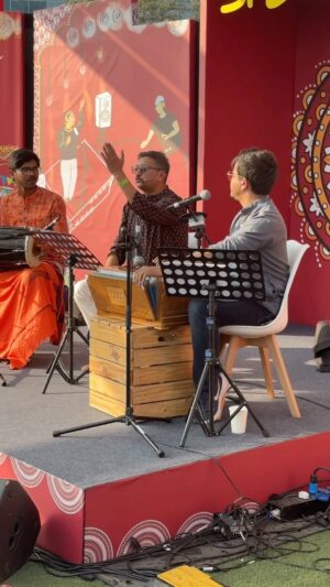 Gajraj Rao Instagram - गोपाल अपने गुरु का सम्मान कर रहे हैं या नाप रहे हैं ? @gopaldatt @spokenfest @roshan1970 @prcinspirations
