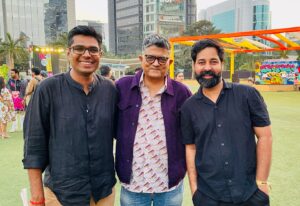 Gajraj Rao Instagram - Pic of the day @gajrajrao sir गजराज सर से मिलना ऐसे है जैसे भीड़ भाड़ हल्ले गुल्ले के बीच एक दम से साक्षात ‘सुकून’ से मुलाकात हो जाना & @rahgirlive भाई से मिलना जैसे पेड़ की छाँव में कविता भर सुस्ता लेना। ❤️🩵🌻 @spokenfest के माहौल के बीच.  @roshan1970 तस्वीर में मिसिंग हैं। 🤗