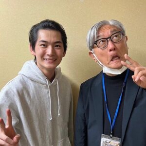 Gaku Oshida Instagram - .
舞台『巌流島』幕が上がりました！

お越しくださった皆様、観劇してくださり、そして大変あたたかいスタンディングオベーションをありがとうございました！
この座組みのみんなで、皆様のもとへ『巌流島』を届けられることが本当に幸せです。

これからお越しくださる皆様、お待ちしております！
みんな楽しんでお届けしようね〜。

捨吉の役作りにたくさんヒントをくださった、堤監督と。📸