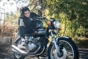 Gaku Oshida Instagram - .
GQ JAPAN
「あの"絶版旧車"に乗りたい！」
2台目はスズキGT380！
仮面ライダー、本郷猛のバイクでございます。
感動…
https://www.gqjapan.jp/article/20240422-suzuki-gt380

文・河西啓介　写真・安井宏充（Weekend.）　スタイリスト・堀直樹　ヘア＆メイク・Ryo　編集・稲垣邦康（GQ） 取材協力・UEMATSU

#スズキ 
#gt380 
#旧車