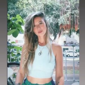 Gala Kogan Instagram - המדע כבר יודע לומר שלפני הכול אנו ישויות אנרגטיות.  החל מהגוף הפיזי שלנו שמורכב מאטומים ומשתנה עם כול נשימה, ועד למחשבות ולרגשות שלנו, שמחוללים אנרגיה שמשפיעה על סביבתנו.  זה אומר שבכול רגע נתון, אנו משדרים ליקום ויברציות או אותות חשמליים, שיוצרים תדרים. על פי חוק המשיכה, אנו מושכים אלינו חזרה מהיקום – תדרים דומים לאלו ששידרנו, והם אלו שקובעים את חווית החיים שלנו. והתדרים נקבעים בעיקר בעזרת "מיקוד רגשי". #שימולבעלהנשמה- ] #זוהיתזכורתאוהבת