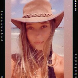 Gala Kogan Instagram - שם אני נמצאת 
בין רסיסי ליבך הכואבים
לא כועסת
לא שופטת 
רק 
קיימת
ממתינה בסבלנות 
לפתיחת הדלת 
והכנסתי אלייך 
והגעגוע הוא עמוק 
עמוק כמו כולך 
ואני צמאה לך להשלים את המסע
וכמים היורדים למקום הכי נמוך
ומשם מעלים גדותם
כך אני לך 
מלמטה
שואפת להעלות 
ולמלא נשימותך
 בכל 
הוויתי.

לחשה
הנשמה
לנפש.

#אימוניליבה#דבריאלייךיפה✨