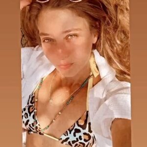 Gala Kogan Instagram - בחיים 
יש לנו תמיד שתי בחירות בלבד:
האם להיות בתגובתיות למה שקורה לי,
כלומר להיות בשחזור תגובה ( תודעה קורבנית, עשו לי ואני נפגעת או פוגעת חזרה וכו׳)
או לקחת אחריות מלאה על כל מה שמתקיים מתוכי.(מתוך הבנה והסכמה שאין מקרה והכל זה קרמה ה׳ רקם על מנת להביא אותי לשלב הבא של התפתחותי ;)

לעולם אין לנו יכולת לשנות שום דבר או אף אחד מחוצה לנו.
הדבר היחידי שיש לנו גישה ואחריות מלאה לגביו זה העולם הפנימי שלנו (כל מה שקורה בתוכינו) 
ואם לדייק על אופי התגובה שלנו.
האם לבחור במקום הקורבני המשחזר תגובה או לבחור בלקיחת אחריות מלאה על מה שקורה מתוכינו,
 כדי לשוב פנימה לעצמך ולהתחיל תהליך של גדילה, ריפוי, חזרה  לשורש של מי ומה שאת ומתוך זה העצמה למערכת היחסים החשובה ביותר מכל-
בינך לבין עצמך.

התכנים האלה מאוד עמוקים ומעבר לכל כאשר תופסים אותם הם משנים את החיים שלנו מקצה לקצה בכל תחום ובכל מערכות היחסים שלנו... פרטים לסדנה בביו… @gala_guide_inside