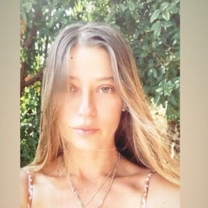Gala Kogan Instagram - Look at you.  #ימיתשובה 

כל מה שיש בחיינו,
כל מה שנגלה מולנו,
מכלול כל מערכות היחסים שלנו,
הם הביטוי ישיר וכנה לקשר שלנו עם הבורא, 
עם האלוהות המקיימת ומתקיימת בכל,
השתקפות למצב הנפש שלנו...

איפה אני רחוקה ( מעצמי )
איפה התרחקתי ולאן הלכתי?
איפה אני מחוברת (לעצמי)
איפה אני מצליחה להתבונן בחמלה נטולת שיפוט
על כל הפעמים שלא הייתי חשובה או קשובה לי?
שום דבר לא קורה בלי סיבה, 
הכל כולל הכל,
כל מה שאני מרגישה, 
כל אותן אינטואיציות,
כל התנודות בתוכי,
מהוות מראה מדוייקת למקום בו אני מונחת...

מאחלת מכל ליבי שנה טובה ומתוקה, כנה, בריאה, שופעת וחומלת...
שיתגשמו כל משאלות ליבנו לטובה הנעלה ושנזכה להתעלות, לצמיחה ולהתעוררות.

הזמן שלנו כאן מוגבל בזמן 
חשוב להיות קשוב 
למה שחשוב באמת 
היחסים שלכן עם עצמכן.

אוהבת  אני💖

#זוהיתזכורתאוהבת
#אימוניליבה
#דבריאליךיפה