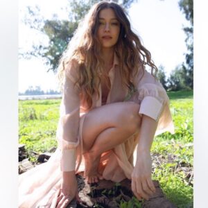 Gala Kogan Instagram - הבריאה

מכילה את כל האפשרויות שאי פעם נוכל לדמיין
וגם כאלו שמחוץ לדמיון האנושי
כאשר הבריאה ביקשה להתרחב
היא החלה ליצור, לייצר, לדמיין, להתפתח, להתנסות, לחקור ולהמציא
ניתן להשוות זאת לילד יצירתי ובעל חופש פנימי, דמיון ורצון עז לחקור 
ילד אשר קיבל לידיו חומרי יצירה ובהם הוא מתנסה
לעיתים יוצא משהו צבעוני וגדול, לעיתים דהוי וחסר פרופורציה או לא יציב
בתהליך בריאה ויצירה אין מגבלות
באמנות אין חוקים
הכל מותר, הכל אפשרי והכל ראוי
כך בבריאה
הכל קיים והכל מתקיים

חשוב להבין זאת גם בהקשר של מונחים כמו החושך, הגהנום, שטן, רוע
כל הפוטנציאלים קיימים בבריאה עבורנו 
גם הפוטנציאלים הללו
הפוטנציאלים הללו מתקיימים כמרחבים אנרגטיים שלנו יש בחירה כיצד להתנהל מולם

מונח הגהנום
זהו מרחב אנרגטי שיכל להתקיים בעודנו בחיים
כאשר אני אומרת מרחב אנרגטי כוונתי היא איזור תודעתי, פיזי, רגשי שבו אנחנו מתקיימים
ומה שמחזיק אותנו במרחבים כאלה הוא בדרך כלל סט של אמונות שקשור לשכר ועונש למה ראוי, מה מותר לי או אסור לי לעשות
ובעיקר פחד!

זה לא שאנחנו בוחרים לחיות במרחב הזה באופן מודע
אבל יש בנו חלקים שמאמינים שאין לנו ברירה
שככה נגזר, שאי אפשר אחרת, שאין לנו זכות או יכולת לצאת מהגהנום הפרטי שלנו

וחשוב להבין שגהנום יכול להחוות כדיכוי פיזי, כלכלי, רגשי או מחשבתי
וגהנום יכל להחוות גם על ידי אנשים מבחוץ
אבל 
הוא מוחזק בשיתוף פעולה שלנו
אנחנו משתפים איתו פעולה כאשר אנחנו חיים בפחד

חשוב להבהיר ממה החושך מורכב
כי הבנה מביאה פנס לאירוע
ואור מאפשר בחירה

וכאשר אנחנו מגדרים את החושך ומפחדים להכנס
אנחנו מגדילים את כוחו
אל תפחדו להכנס פנימה
רק כך נצא מהכלא הפנימי ששמנו על עצמנו
כי בחושך מתחבאות התשובות
לכל המחלות האנושיות
לדכאון, ליאוש, לחוסר התשוקה, לנפרדות, לכאב, לחרדה ולפחד

אז חשוב לזכור שהבריאה
כל הזמן יוצרת
את כל האפשרויות
זוהי מהותה

אך יצירות שאינן בעלות שימוש
מתפוגגות
ויצירות שאנחנו מתחזקים
מתעצמות אלפי מונים

כך אנחנו שותפים בבריאה
על ידי כך שאנחנו משתמשים
במרחבים שנוצרים

וחשוב להבין שהיצירה של הבריאה
היא מהדמיון ומחשבת הבריאה
והעיגון פיזי של היצירות
מתרחש על ידנו

אז אם אתם רואים
הבהוב של מרחב חדש שמתממש
תבחרו 
אם לתת לו תשומת לב
כי כך תעגנו ותתנו לו ממשות
ומוצקות בחומר 
כאן על פני האדמה

מור גולדנברג )