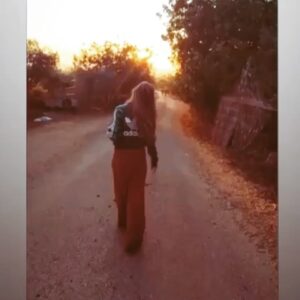 Gala Kogan Instagram - ‎חיפשתי את הקסם
‎בכל פינה 
‎חיפשתי את ה- דבר שיקח ממני את הכאב
‎את חוסר הבטחון, הפחד, תחושת חוסר השייכות
‎את חוסר האונים את החולשה האנושית
‎חיפשתי את המורה שתיקח אותי תחת חסותה 
‎ואוכל לשאוב מכוחה אלי ולהתחזק
‎חיפשתי את המורה שתלמד אותי 
‎מעשי כשפים קסומים 
‎שיקחו אותי מכאן למחוזות אחרים
‎עליהם חלמתי בזכרוני
‎ומכל המורים בדרך למדתי
‎שאין טריק או קסם
‎שאין הוקוס פוקוס
‎שהכוח תמיד היה בידיי

‎הכוח
‎ליצוק לתוכי את כל הכוח שנתתי לאחרים
‎את כל האמונה והתקוה ששמתי בהם
‎לבטוח בי כי אני זו הבוחרת
‎לסמוך עלי שיש בי את הידיעה של הדרך
‎ובעיקר לא להתכחש לאף אחד מחלקיי
‎כי הדרך אל החוסן הפנימי עוברת
‎בתוך כל החלקים שבי
‎להשלים איתם
‎לראות אותם

‎לא לכעוס או להתבייש
‎נותן שלווה
‎מעניק יציבות פנימית
‎וחוסן
‎כי אם אני מכירה אותי
‎ואם אני בסדר עם כל הצדדים שלי
‎אף אחד 
‎לא יצליח לערער אותי
‎גם לא אני

‎וזוהי נקודת המשען הפנימית
‎החזקה מכל

‎מור גולדנברג )#תודה#איןעודמלבדו#
