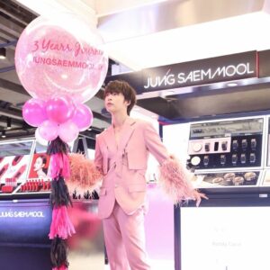 Gameplay Garnpaphon Laolerkiat Instagram - Happy Birthday🎈 @Jsmbeauty_th 

ครบรอบ3ปีแล้วว! ขอบคุณ JSM ที่คอยดูแลผิวหน้าเกมเพลย์ตั้งแต่ก่อนแต่งหน้าจนถึงหลังล้างหน้าทุกขั้นตอน เป็นเครื่องสำอางที่เปลี่ยนความคิดเรื่องการแต่งหน้าและการดูแลผิวของเกมเพลย์ไปเลย 🤍💖

“Beauty starts from you, just believe”

#jsmbeauty #jsmbeauty_th #jungsaemmoolthailand #jungsaemmoolth #JungSaemMool #คุชชั่นคุมมัน #3yearsjourney