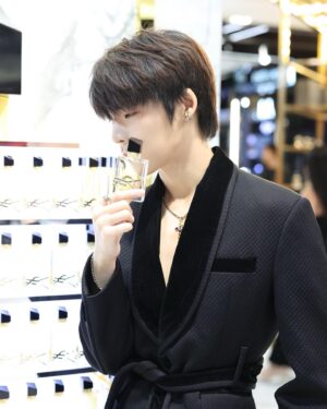 Gameplay Garnpaphon Laolerkiat Instagram - LIBRE MEGA EVENT จากYSL BEAUTY 
พบกับบริการสุดเอ็กส์คลูซีฟภายในงาน และแลนด์มาร์กถ่ายรูปเก๋ๆไม่ว่าจะเป็น GIANT LIBRE EAU DE PARFUM และ ROUGE PUR COUTURE THE SLIM 🌓

แล้วมาพบกับ งาน LIBRE MEGA EVENT จากYSL BEAUTY ที่ลานหน้าทางเข้าแผนกเครื่องสำอางค์ เซนทรัลลาดพร้าว ชั้น 1 วันที่ 5 - 19 มิถุนายน 65 

#YSLBEAUTYTH #LIBREMEGAEVENT