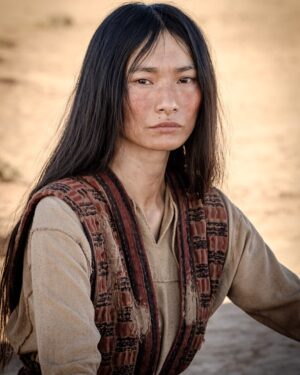 Gana Bayarsaikhan Instagram - OUT NOW in cinemas in Mongolia 🇲🇳🇲🇳🇲🇳🇲🇳🇲🇳🇲🇳 THE GIRL 💙

“Waiting for the Barbarians” буюу “Зэрлэгүүдийг Хүлээхүй” кино эх оронд минь өнөөдрөөс гарч эхэллээ. 
2018 онд тус киноны эмэгтэй гол дүрийн шалгаруулалтанд чадалтай жүжигчидтэй хамт орж байсан. Нобелийн шагналт зохиолч JM Coetzee болон ерөнхий продюссер Michael Fitzgerald (30 жилийн хүлээлт нөр их хөдөлмөр орсон) нар өөрсдөө энэхүү бүтээлийн  эмэгтэй гол дүрдээ намайг сонгон авч кино багтаа  ажиллуулсанд нь гүнээ талархаж байна.
Уг киноны эмэгтэй гол дүрийг бүтээхэд тийм ч амар байгаагүй. Маш их эвдэгдсэн бие шархалсан зүрхтэй дүр байсан. Гол нь хэзээ ч мохошгүй зоригтой охины эх нутаг элгэн саднаа гэсэн сэтгэлтэй дайчин байдлыг гаргах гэж их хичээсэн. 
Эмэгтэй гол дүрд Монголын жүжигчнийг тоглуулах болсоноор туслах дүрүүдэд Монголоосоо жүжигчид тоглуулах хүсэл төрсөн. Энэхүү хүсэлтийг минь кино багийнхан таатай хүлээж авсан. Миний ах Баярсайханы Гантулгын тусламжтайгаар Black Stallion продакшнийг үүсгэн байгуулж Монголын чадалтай жүжигчид болох МУАЖ П.Цэрэндагва, МУГЖ Д.Гүрсэд болон залуу жүжигчин Дөлгөөн-Эрдэнэ нар болон уугуул иргэдийн морьчидийн дүрийг шалгаруултад оруулж тус кинонд хамтран ажилласандаа туйлын баяртай байна. 
Уг бүтээлийг ард түмэндээ толилуулах үүрэгтэй гэж ах минь зорьсоноор киноны албан ёсны нээлтийг амжилттай зохион байгууллаа. 
Та бүхэн киногоо тухлан сууж үзээрэй 💙💙💙

#thegirl #waitingforthebarbarians #ciroguerra #markrylance #johnnydepp #robertpattinson @blackstallionmongolia 📸 by @fabrizio.digiulio.90