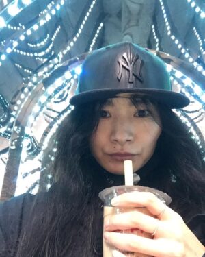 Gana Bayarsaikhan Instagram - Bubble tea 🍵  Good friend👭= made my day! 💃🏻
Thank you @jojoreadymades 💙

#xmas #xmaslights 🌲