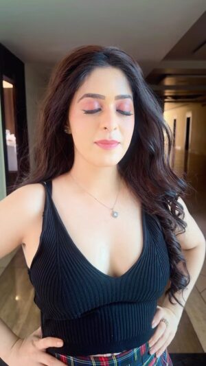 Garima Jain Instagram - Zaalima 
.
.
.
.
.music : @sonymusicsweden 
.
#garimajain #mouniroy #zaalima #shreyaghoshal #foryou #dance #piyushbhagat #dystinct #arabic #reelitfeelit #explore #bellydance #dancereels #rajatnagpal #playdmf #desimusicfactory #raghavsharma