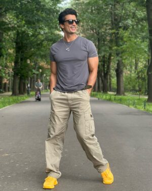 Gashmeer Mahajani Instagram - Vi - Desi Boy 😎