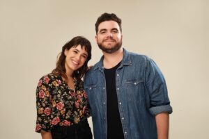 Gastón Cocchiarale Instagram - Dos semanas para el estreno de COMIENZO 💘

Un primer encuentro. El amor en tiempos de aplicaciones y el miedo a mostrarnos tal cuál somos. Los deseos que tenemos que no sabemos si de verdad son nuestros o son los que deberíamos tener. Un encuentro genuino entre seres con falta y ganas de construir algo con alguien. 

COMIENZO de David Eldridge
con @vanesangonzalez y @gastoncocchiarale 
dirigida por @danielveronese.teatro 
asistida por @adrianaroffi 
producida por @sebastian.blutrach 

👉🏼 Sábados 22 hs y Domingos 18 hs 
en el teatro más lindo @teatroelpicadero 🖤

¡Ya están las entradas a la venta! 
@plateanet 

Ph @nacholunadei 📸