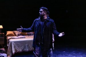 Gastón Cocchiarale Instagram - Dirigir teatro. Ese arte tan complejo, delicado y festivo que es guiar a un grupo de actores y actrices a construir las ficciones necesarias para contar el cuento que queremos contar. Alguna vez tuve un director que me dijo que una obra de teatro, una vez estrenada, era como una botella tirada al mar: nunca sabes a dónde puede llegar. 

@amantescasadosydesconocidos comenzó como un proyecto pequeño auto gestionado por alumnos y alumnas de mi escuela @creerescrear.teatro a quienes decidí acompañar en la aventura haciendo la versión, la dirección y la producción de la obra. La idea inicial era al menos hacer entre 8 y 10 funciones para mostrar nuestro trabajo y contar este cuento que teníamos ganas de contar. Para nuestra sorpresa: hicimos 41 funciones a sala llena. Mis alumnos ya no actuaban solo para la tía y sus amigas que venían a hacer el aguante. Ya empezaban a actuar para gente desconocida que venía sencillamente porque alguien les había recomendado la obra. Y que más felicidad puede causarle a un artista que su obra sea vista, celebrada y recomendada por el público? 

No obstante, como el mar se mueve para lugares insospechados, cuando creíamos que la vida de la obra llegaba a su fin….apareció una nueva posibilidad de volver a contarla. El teatro independiente más prestigioso y popular de la ciudad de Buenos Aires nos ofreció su sala central y en el día y horario central de la cartelera teatral. Con la inconsciencia que genera la pasión y sin saber quien iba a venir a vernos, aceptamos. Ensayos de nuevo de la obra, invertimos dinero en difundirla y comunicarla, armamos estrategias, nos rompimos el alma básicamente. 

En una noche inolvidable para mí y mis alumnos, el sábado pasado estrenamos en @teatrotimbre4 frente a más de 150 espectadores y todo fue una gran fiesta.

Porque la fiesta de esta vida son los logros colectivos. Porque toda conquista se saborea distinta cuando es compartida. Y, sin dudas, una botella en el mar puede llegar a lugares inimaginables. 

Los esperamos todos los SÁBADOS 22.30 hs en la sala México para venir a reírse y emocionarse con nosotros. 

Entradas en @alternativaescena 🎫

GRACIAS a todo mi equipo y al equipo de Timbre 4 ♥️