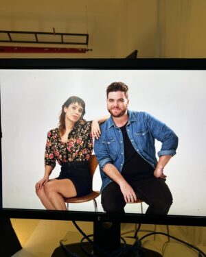 Gastón Cocchiarale Instagram - Ensayos y sesión de fotos. 
Trabajar con gente que admiras desde hace años.
Hacer teatro cuando todo se viene abajo. 
Actuar para vivir. 

Se viene algo nuevo que me tiene muy estimulado ♥️

COMIENZO del inglés David Eldridge 
dirigida por @danielveronese.teatro
con @vanesangonzalez y yo 
asiste @adrianaroffi 
produce @sebastian.blutrach 

Próximamente en @teatroelpicadero 🎭