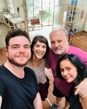 Gastón Cocchiarale Instagram - Ensayos y sesión de fotos. 
Trabajar con gente que admiras desde hace años.
Hacer teatro cuando todo se viene abajo. 
Actuar para vivir. 

Se viene algo nuevo que me tiene muy estimulado ♥️

COMIENZO del inglés David Eldridge 
dirigida por @danielveronese.teatro
con @vanesangonzalez y yo 
asiste @adrianaroffi 
produce @sebastian.blutrach 

Próximamente en @teatroelpicadero 🎭