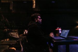 Gastón Cocchiarale Instagram - Dirigir teatro. Ese arte tan complejo, delicado y festivo que es guiar a un grupo de actores y actrices a construir las ficciones necesarias para contar el cuento que queremos contar. Alguna vez tuve un director que me dijo que una obra de teatro, una vez estrenada, era como una botella tirada al mar: nunca sabes a dónde puede llegar. 

@amantescasadosydesconocidos comenzó como un proyecto pequeño auto gestionado por alumnos y alumnas de mi escuela @creerescrear.teatro a quienes decidí acompañar en la aventura haciendo la versión, la dirección y la producción de la obra. La idea inicial era al menos hacer entre 8 y 10 funciones para mostrar nuestro trabajo y contar este cuento que teníamos ganas de contar. Para nuestra sorpresa: hicimos 41 funciones a sala llena. Mis alumnos ya no actuaban solo para la tía y sus amigas que venían a hacer el aguante. Ya empezaban a actuar para gente desconocida que venía sencillamente porque alguien les había recomendado la obra. Y que más felicidad puede causarle a un artista que su obra sea vista, celebrada y recomendada por el público? 

No obstante, como el mar se mueve para lugares insospechados, cuando creíamos que la vida de la obra llegaba a su fin….apareció una nueva posibilidad de volver a contarla. El teatro independiente más prestigioso y popular de la ciudad de Buenos Aires nos ofreció su sala central y en el día y horario central de la cartelera teatral. Con la inconsciencia que genera la pasión y sin saber quien iba a venir a vernos, aceptamos. Ensayos de nuevo de la obra, invertimos dinero en difundirla y comunicarla, armamos estrategias, nos rompimos el alma básicamente. 

En una noche inolvidable para mí y mis alumnos, el sábado pasado estrenamos en @teatrotimbre4 frente a más de 150 espectadores y todo fue una gran fiesta.

Porque la fiesta de esta vida son los logros colectivos. Porque toda conquista se saborea distinta cuando es compartida. Y, sin dudas, una botella en el mar puede llegar a lugares inimaginables. 

Los esperamos todos los SÁBADOS 22.30 hs en la sala México para venir a reírse y emocionarse con nosotros. 

Entradas en @alternativaescena 🎫

GRACIAS a todo mi equipo y al equipo de Timbre 4 ♥️