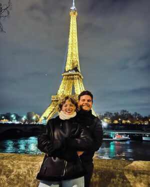 Gastón Cocchiarale Instagram - Feliz Navidad desde París 🎄🇫🇷✨

Que el amor se manifieste en todas sus formas.
Que nos ocupemos de escuchar nuestros deseos.
Y ponerlos en acción. 
Salud 🥂