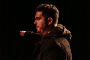 Gastón Cocchiarale Instagram - Dirigir teatro. Ese arte tan complejo, delicado y festivo que es guiar a un grupo de actores y actrices a construir las ficciones necesarias para contar el cuento que queremos contar. Alguna vez tuve un director que me dijo que una obra de teatro, una vez estrenada, era como una botella tirada al mar: nunca sabes a dónde puede llegar. 

@amantescasadosydesconocidos comenzó como un proyecto pequeño auto gestionado por alumnos y alumnas de mi escuela @creerescrear.teatro a quienes decidí acompañar en la aventura haciendo la versión, la dirección y la producción de la obra. La idea inicial era al menos hacer entre 8 y 10 funciones para mostrar nuestro trabajo y contar este cuento que teníamos ganas de contar. Para nuestra sorpresa: hicimos 41 funciones a sala llena. Mis alumnos ya no actuaban solo para la tía y sus amigas que venían a hacer el aguante. Ya empezaban a actuar para gente desconocida que venía sencillamente porque alguien les había recomendado la obra. Y que más felicidad puede causarle a un artista que su obra sea vista, celebrada y recomendada por el público? 

No obstante, como el mar se mueve para lugares insospechados, cuando creíamos que la vida de la obra llegaba a su fin….apareció una nueva posibilidad de volver a contarla. El teatro independiente más prestigioso y popular de la ciudad de Buenos Aires nos ofreció su sala central y en el día y horario central de la cartelera teatral. Con la inconsciencia que genera la pasión y sin saber quien iba a venir a vernos, aceptamos. Ensayos de nuevo de la obra, invertimos dinero en difundirla y comunicarla, armamos estrategias, nos rompimos el alma básicamente. 

En una noche inolvidable para mí y mis alumnos, el sábado pasado estrenamos en @teatrotimbre4 frente a más de 150 espectadores y todo fue una gran fiesta.

Porque la fiesta de esta vida son los logros colectivos. Porque toda conquista se saborea distinta cuando es compartida. Y, sin dudas, una botella en el mar puede llegar a lugares inimaginables. 

Los esperamos todos los SÁBADOS 22.30 hs en la sala México para venir a reírse y emocionarse con nosotros. 

Entradas en @alternativaescena 🎫

GRACIAS a todo mi equipo y al equipo de Timbre 4 ♥️