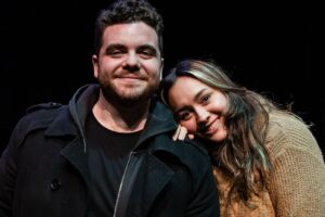 Gastón Cocchiarale Instagram - Dirigir teatro. Ese arte tan complejo, delicado y festivo que es guiar a un grupo de actores y actrices a construir las ficciones necesarias para contar el cuento que queremos contar. Alguna vez tuve un director que me dijo que una obra de teatro, una vez estrenada, era como una botella tirada al mar: nunca sabes a dónde puede llegar. 

@amantescasadosydesconocidos comenzó como un proyecto pequeño auto gestionado por alumnos y alumnas de mi escuela @creerescrear.teatro a quienes decidí acompañar en la aventura haciendo la versión, la dirección y la producción de la obra. La idea inicial era al menos hacer entre 8 y 10 funciones para mostrar nuestro trabajo y contar este cuento que teníamos ganas de contar. Para nuestra sorpresa: hicimos 41 funciones a sala llena. Mis alumnos ya no actuaban solo para la tía y sus amigas que venían a hacer el aguante. Ya empezaban a actuar para gente desconocida que venía sencillamente porque alguien les había recomendado la obra. Y que más felicidad puede causarle a un artista que su obra sea vista, celebrada y recomendada por el público? 

No obstante, como el mar se mueve para lugares insospechados, cuando creíamos que la vida de la obra llegaba a su fin….apareció una nueva posibilidad de volver a contarla. El teatro independiente más prestigioso y popular de la ciudad de Buenos Aires nos ofreció su sala central y en el día y horario central de la cartelera teatral. Con la inconsciencia que genera la pasión y sin saber quien iba a venir a vernos, aceptamos. Ensayos de nuevo de la obra, invertimos dinero en difundirla y comunicarla, armamos estrategias, nos rompimos el alma básicamente. 

En una noche inolvidable para mí y mis alumnos, el sábado pasado estrenamos en @teatrotimbre4 frente a más de 150 espectadores y todo fue una gran fiesta.

Porque la fiesta de esta vida son los logros colectivos. Porque toda conquista se saborea distinta cuando es compartida. Y, sin dudas, una botella en el mar puede llegar a lugares inimaginables. 

Los esperamos todos los SÁBADOS 22.30 hs en la sala México para venir a reírse y emocionarse con nosotros. 

Entradas en @alternativaescena 🎫

GRACIAS a todo mi equipo y al equipo de Timbre 4 ♥️