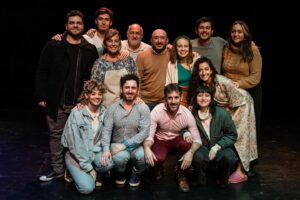 Gastón Cocchiarale Instagram - Dirigir teatro. Ese arte tan complejo, delicado y festivo que es guiar a un grupo de actores y actrices a construir las ficciones necesarias para contar el cuento que queremos contar. Alguna vez tuve un director que me dijo que una obra de teatro, una vez estrenada, era como una botella tirada al mar: nunca sabes a dónde puede llegar. 

@amantescasadosydesconocidos comenzó como un proyecto pequeño auto gestionado por alumnos y alumnas de mi escuela @creerescrear.teatro a quienes decidí acompañar en la aventura haciendo la versión, la dirección y la producción de la obra. La idea inicial era al menos hacer entre 8 y 10 funciones para mostrar nuestro trabajo y contar este cuento que teníamos ganas de contar. Para nuestra sorpresa: hicimos 41 funciones a sala llena. Mis alumnos ya no actuaban solo para la tía y sus amigas que venían a hacer el aguante. Ya empezaban a actuar para gente desconocida que venía sencillamente porque alguien les había recomendado la obra. Y que más felicidad puede causarle a un artista que su obra sea vista, celebrada y recomendada por el público? 

No obstante, como el mar se mueve para lugares insospechados, cuando creíamos que la vida de la obra llegaba a su fin….apareció una nueva posibilidad de volver a contarla. El teatro independiente más prestigioso y popular de la ciudad de Buenos Aires nos ofreció su sala central y en el día y horario central de la cartelera teatral. Con la inconsciencia que genera la pasión y sin saber quien iba a venir a vernos, aceptamos. Ensayos de nuevo de la obra, invertimos dinero en difundirla y comunicarla, armamos estrategias, nos rompimos el alma básicamente. 

En una noche inolvidable para mí y mis alumnos, el sábado pasado estrenamos en @teatrotimbre4 frente a más de 150 espectadores y todo fue una gran fiesta.

Porque la fiesta de esta vida son los logros colectivos. Porque toda conquista se saborea distinta cuando es compartida. Y, sin dudas, una botella en el mar puede llegar a lugares inimaginables. 

Los esperamos todos los SÁBADOS 22.30 hs en la sala México para venir a reírse y emocionarse con nosotros. 

Entradas en @alternativaescena 🎫

GRACIAS a todo mi equipo y al equipo de Timbre 4 ♥️