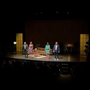 Gastón Cocchiarale Instagram - La épica del teatro y de la vida. A veces uno cree que eso no existe. Pero existe. Cuando menos te lo esperas, la magia de la vida hace que eso que soñaste empiece a suceder. Sobre todo cuando a ese sueño lo condimentaste con elementos claves como el trabajo intenso, la obsesión por mejorar cada día, el amor por lo propio y dar cada paso de forma apasionada y (porque no?) con cierto grado de inconsciencia. Ese paso apasionado e inconsciente lo dimos con @lagranrenuncia.obra el jueves pasado. Estrenamos en una sala bellísima e inmensa como la sala Neruda del @paseolaplazaok. A cuatro días del re-estreno de la cuarta temporada de la obra teníamos quince entradas vendidas. Sí. Teníamos quince entradas vendidas. Después de angustiarme, frustrarme y preguntarme muchas cosas como qué había hecho mal o porqué tomé una decisión tan pelotuda de hacer temporada de verano, traté de enfocar esa energía en trabajar. En dar vuelta la milanesa. Y si hay algo bueno que me enseñó este país y su frágil economía es a dar vuelta la milanesa. El ejercicio de remar en dulce de leche lo tenemos muy adquirido los argentinos. Y eso hicimos. Junto a todo el elenco y el equipo empezamos a trabajar el doble para tener un estreno medianamente digno. Y yo no creo en la suerte. Nunca creí en ella. Pero si hay algo en lo cuál me ocupo creer, en caso de que dicha suerte exista, es en que la suerte aparece para aquellos que se animan a dar ese paso apasionado y un poco inconsciente. Y así fue. El jueves pasado volvimos a hacer la obra y la hicimos con 220 espectadores sentados y riendo en la platea a más no poder. Volvimos a hacer este espectáculo con el cuál sueño desde hace 10 años y lo vengo haciendo hace 2 años. Mi alma saltó de alegría. No me pregunten qué pasó o como lo hicimos. No lo sé. Habrá sido la suerte. Habrá sido la pasión. Habrá sido el trabajo. O una perfecta alquimia de todas tal vez. No lo sé. Lo que sí sé es que la suerte aparece para quienes se animan a perseguir sus sueños. Lo confirmo a cada paso. 

Aguante la épica. Aguante la pasión. Aguante la inconsciencia. Aguante la vida ♥️✨