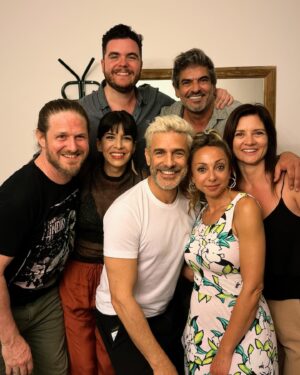 Gastón Cocchiarale Instagram - La épica del teatro y de la vida. A veces uno cree que eso no existe. Pero existe. Cuando menos te lo esperas, la magia de la vida hace que eso que soñaste empiece a suceder. Sobre todo cuando a ese sueño lo condimentaste con elementos claves como el trabajo intenso, la obsesión por mejorar cada día, el amor por lo propio y dar cada paso de forma apasionada y (porque no?) con cierto grado de inconsciencia. Ese paso apasionado e inconsciente lo dimos con @lagranrenuncia.obra el jueves pasado. Estrenamos en una sala bellísima e inmensa como la sala Neruda del @paseolaplazaok. A cuatro días del re-estreno de la cuarta temporada de la obra teníamos quince entradas vendidas. Sí. Teníamos quince entradas vendidas. Después de angustiarme, frustrarme y preguntarme muchas cosas como qué había hecho mal o porqué tomé una decisión tan pelotuda de hacer temporada de verano, traté de enfocar esa energía en trabajar. En dar vuelta la milanesa. Y si hay algo bueno que me enseñó este país y su frágil economía es a dar vuelta la milanesa. El ejercicio de remar en dulce de leche lo tenemos muy adquirido los argentinos. Y eso hicimos. Junto a todo el elenco y el equipo empezamos a trabajar el doble para tener un estreno medianamente digno. Y yo no creo en la suerte. Nunca creí en ella. Pero si hay algo en lo cuál me ocupo creer, en caso de que dicha suerte exista, es en que la suerte aparece para aquellos que se animan a dar ese paso apasionado y un poco inconsciente. Y así fue. El jueves pasado volvimos a hacer la obra y la hicimos con 220 espectadores sentados y riendo en la platea a más no poder. Volvimos a hacer este espectáculo con el cuál sueño desde hace 10 años y lo vengo haciendo hace 2 años. Mi alma saltó de alegría. No me pregunten qué pasó o como lo hicimos. No lo sé. Habrá sido la suerte. Habrá sido la pasión. Habrá sido el trabajo. O una perfecta alquimia de todas tal vez. No lo sé. Lo que sí sé es que la suerte aparece para quienes se animan a perseguir sus sueños. Lo confirmo a cada paso. 

Aguante la épica. Aguante la pasión. Aguante la inconsciencia. Aguante la vida ♥️✨