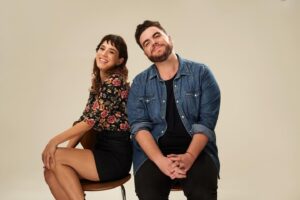 Gastón Cocchiarale Instagram - Dos semanas para el estreno de COMIENZO 💘

Un primer encuentro. El amor en tiempos de aplicaciones y el miedo a mostrarnos tal cuál somos. Los deseos que tenemos que no sabemos si de verdad son nuestros o son los que deberíamos tener. Un encuentro genuino entre seres con falta y ganas de construir algo con alguien. 

COMIENZO de David Eldridge
con @vanesangonzalez y @gastoncocchiarale 
dirigida por @danielveronese.teatro 
asistida por @adrianaroffi 
producida por @sebastian.blutrach 

👉🏼 Sábados 22 hs y Domingos 18 hs 
en el teatro más lindo @teatroelpicadero 🖤

¡Ya están las entradas a la venta! 
@plateanet 

Ph @nacholunadei 📸