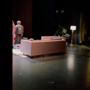 Gastón Cocchiarale Instagram - La épica del teatro y de la vida. A veces uno cree que eso no existe. Pero existe. Cuando menos te lo esperas, la magia de la vida hace que eso que soñaste empiece a suceder. Sobre todo cuando a ese sueño lo condimentaste con elementos claves como el trabajo intenso, la obsesión por mejorar cada día, el amor por lo propio y dar cada paso de forma apasionada y (porque no?) con cierto grado de inconsciencia. Ese paso apasionado e inconsciente lo dimos con @lagranrenuncia.obra el jueves pasado. Estrenamos en una sala bellísima e inmensa como la sala Neruda del @paseolaplazaok. A cuatro días del re-estreno de la cuarta temporada de la obra teníamos quince entradas vendidas. Sí. Teníamos quince entradas vendidas. Después de angustiarme, frustrarme y preguntarme muchas cosas como qué había hecho mal o porqué tomé una decisión tan pelotuda de hacer temporada de verano, traté de enfocar esa energía en trabajar. En dar vuelta la milanesa. Y si hay algo bueno que me enseñó este país y su frágil economía es a dar vuelta la milanesa. El ejercicio de remar en dulce de leche lo tenemos muy adquirido los argentinos. Y eso hicimos. Junto a todo el elenco y el equipo empezamos a trabajar el doble para tener un estreno medianamente digno. Y yo no creo en la suerte. Nunca creí en ella. Pero si hay algo en lo cuál me ocupo creer, en caso de que dicha suerte exista, es en que la suerte aparece para aquellos que se animan a dar ese paso apasionado y un poco inconsciente. Y así fue. El jueves pasado volvimos a hacer la obra y la hicimos con 220 espectadores sentados y riendo en la platea a más no poder. Volvimos a hacer este espectáculo con el cuál sueño desde hace 10 años y lo vengo haciendo hace 2 años. Mi alma saltó de alegría. No me pregunten qué pasó o como lo hicimos. No lo sé. Habrá sido la suerte. Habrá sido la pasión. Habrá sido el trabajo. O una perfecta alquimia de todas tal vez. No lo sé. Lo que sí sé es que la suerte aparece para quienes se animan a perseguir sus sueños. Lo confirmo a cada paso. 

Aguante la épica. Aguante la pasión. Aguante la inconsciencia. Aguante la vida ♥️✨