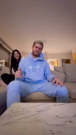 Gastón Soffritti Instagram - La importancia de divertirse en pareja un domingo por la noche 😂😂😂 Te amo @candemolfese me haces reír mucho.