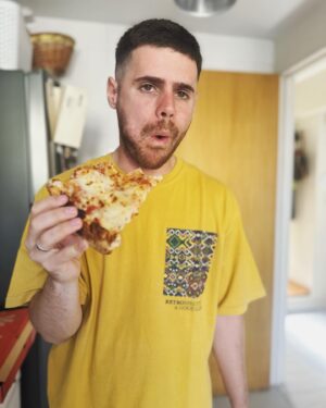 Gastón Soffritti Instagram - Una secuencia de pizza fría. No acepto discusiones sobre qué es mejor caliente y en el momento. La pizza es mejor fría y si es posible después de un día de heladera. Fin