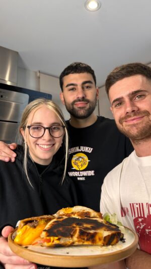Gastón Soffritti Instagram - Esta vez me metí a cocinar en la casa de cocineros… un desubicado!! Pero me trataron con amor 🧡 

TACO BURGUER para @ailutokman y @lasrecetasdesimon 

Estos taco-burger son ideales, se hacen rápido y fácil, además están tremendos!
Ingredientes: 
- 500 gr de carne picada.( condimentar con 1 cebolla, 1 ajo, perejil) 
- 4 fajitas 
- Queso,  el que mas te guste que derrita! Yo puse Chedar y Dambo.
- Lechuga- tomate, lo que deee!
- Salsita: Mayo ahumada , mostaz, cebollita roja picada, podrían ser pepinillos tmb!
- Si queres sumarle panceta o 1 huevo queda bomba!

Gracias Ailu y Simon por prenderse a esta locura !

Quien quieren que sea él o los siguientes???

#taco # tacoburguer #viral #comida #cocinafacil #cocinaencasa #ideasalada #fajita #carne