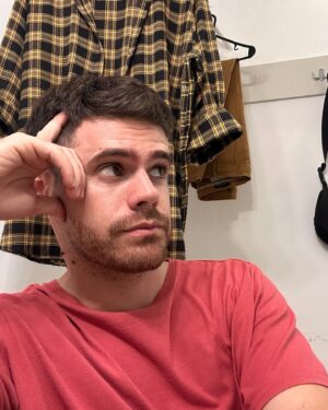 Gastón Soffritti Instagram - Secuencia de camarín pre función 🚀 

Cual te gusta más????