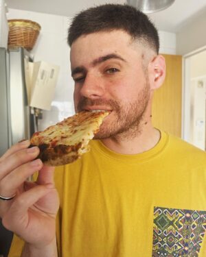 Gastón Soffritti Instagram - Una secuencia de pizza fría. No acepto discusiones sobre qué es mejor caliente y en el momento. La pizza es mejor fría y si es posible después de un día de heladera. Fin