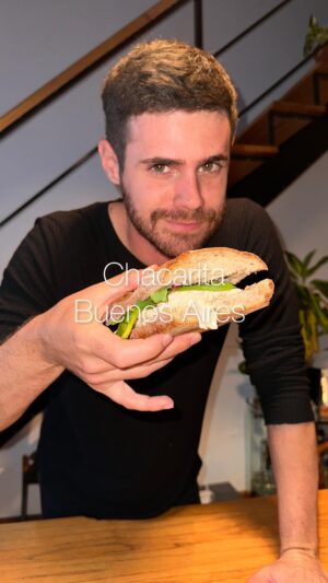 Gastón Soffritti Instagram - Metiendome en la casa de la gente a cocinar 🧑‍🍳 Capitulo 3

Sándwich de pollo a otro nivel:

- Condimentamos la pechuga con sal y pimienta, ralladura de limón. En sartén con toque de aceite, sellamos por los lados y después dejamos que se cocine por 15, 20 minutos agregando chorrito de agua y tapa. 
- Pasó el tiempo y desmechamos el pollo con dos tenedores, batidora o con la mano.
- Para la crema mezclamos cebolla de verdeo picada o pepinillos,  junto con el pollo desmechado, mayonesa, queso crema, mostaza,  jugo de limón. O la magia que quieras!

🍗 Importante ! La otra parte de un buen sándwich es el pan.  Usamos baguette y antes lo doré un poco por los lados. Agrégale verdes, tomatito. Queda con un sabor increíble.

¿Qué tal? al relleno lo podés hacer y guardar para cuando necesites.

Gracias @gastonmargolin por prenderte a esta locura 😎👌.

Vamos por mas? Donde? 

#sandwich #sandwichdepollo #sanguche #ideasalada #cocinafacil #sandwiches #recetaconpollo #salado
