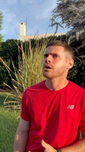 Gastón Soffritti Instagram - Salí a correr y me encontré con Dios. Me dijo que me ponga el protector solar de @avene que me cubre de los rayos UVB UVA y de la luz azul. Yo que vos le hago caso… #AveneTeCuida #ElSolEsAzul 😎💙
