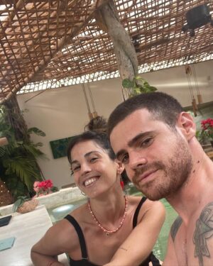 Gastón Soffritti Instagram - Paso un año de la primera foto en el fin del mundo. Millones de momentos juntos. En las buenas y en las no tan buenas siempre acompañándonos. La mejor compañera de equipo que podía elegir. Al infinito y más allá cuqui. Por muchos años más juntos. Te amo ❤️ Feliz primer año 🙌🏼