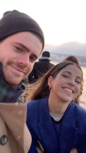 Gastón Soffritti Instagram - Acá empezaba todo. Hacía mucho frío pero estaba tan entusiasmado con que estabas ahí que no me importaba. Grabamos 17hs, no se sintieron… es más, pasaron rápido. Trate de ir por el lado esotérico que sabía que te encantaba pero me invitaste a dejar de hablar boludeces y a tomar un vino. El tiempo vuela. Pasaron casi 2 años, y acá estamos. Construyendo poco a poco, con aciertos y errores. Bancándonos uno al otro. Tratando de entender cómo se hace. Siendo diferentes pero encontrándonos en el camino. Intentando ser mejores todos los días. Debatiendo cada tema y cada palabra, si somos unos pesados. El amor es eso que no sabemos que es pero si tengo que definirlo se parece bastante a esto que tenemos. Libre. Único. No duele. Nos hace mejores. Vamos por más. Feliz día mi cuca @candemolfese ❤️ te amo!