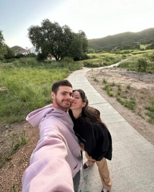 Gastón Soffritti Instagram - Paso un año de la primera foto en el fin del mundo. Millones de momentos juntos. En las buenas y en las no tan buenas siempre acompañándonos. La mejor compañera de equipo que podía elegir. Al infinito y más allá cuqui. Por muchos años más juntos. Te amo ❤️ Feliz primer año 🙌🏼