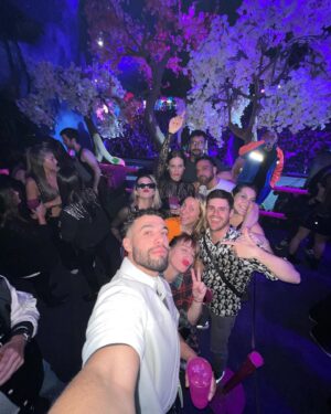 Gastón Soffritti Instagram - La breshiamos anoche con el team de @somosnosotrosteatro 🐻❤️🔥 No salía a bailar desde 1910. Me acosté a las 5 y me desperté 9.30… full anciano y hoy hay función… pero que lindo estuvo @bresh 🌋🚀🎢