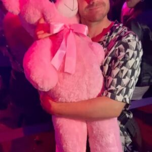 Gastón Soffritti Instagram - La breshiamos anoche con el team de @somosnosotrosteatro 🐻❤️🔥 No salía a bailar desde 1910. Me acosté a las 5 y me desperté 9.30… full anciano y hoy hay función… pero que lindo estuvo @bresh 🌋🚀🎢